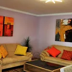 Tolle, Gemuetliche, Voll Moeblierte 3 Zimmer Wohnung.