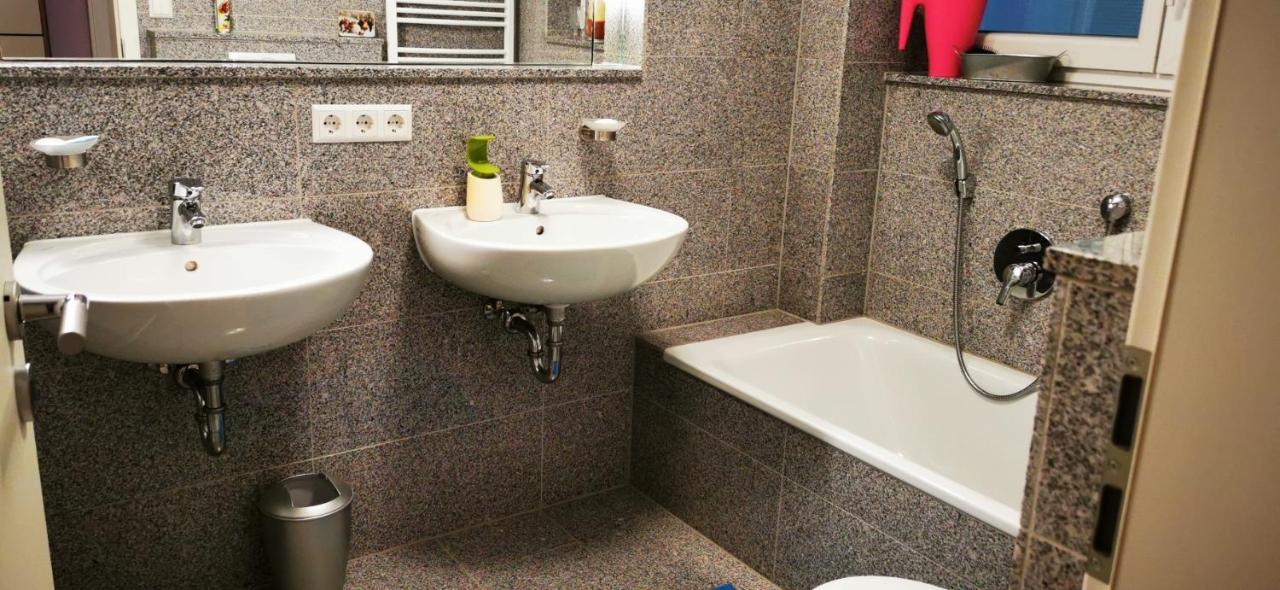 Tolle, Gemütliche, Voll Möblierte 3 Zimmer Wohnung. *